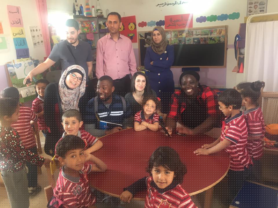 renewable-energy-13 Personnes autour d'une table